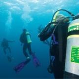 Das Tauchen mit angereicherter Luft (NITROX) gibt dir mehr Zeit unter Wasser.